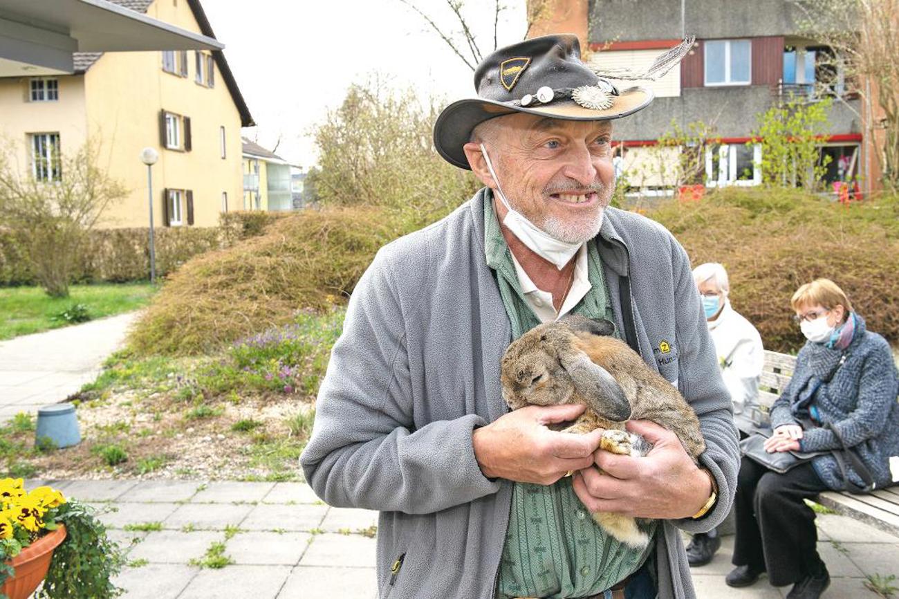 Häschen Bobeli mit Röby Hunziker.| Peter Leutert