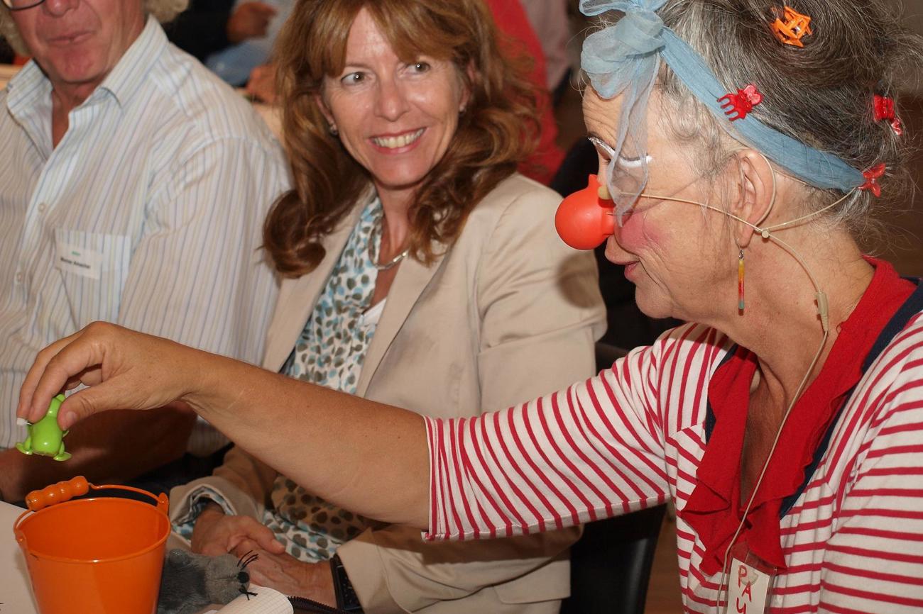 Werner Amacher und Kirchenrätin Ruth Pfister geniessen die humoristischen Einlagen von Clownin Paula sichtlich.