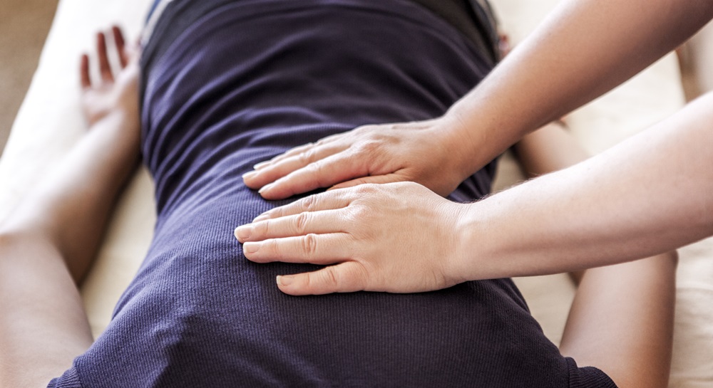 iStock-181860844_Haende_Hand_auflegen_400px.jpg (1)