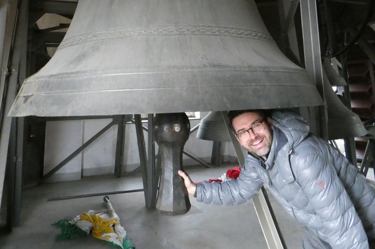 Gute Freunde: Mesmer Roger Keller mit der grössten von fünf Glocken im Kirchturm der Evangelischen Kirche Weinfelden. (Bild: Hans Jürg Gnehm)