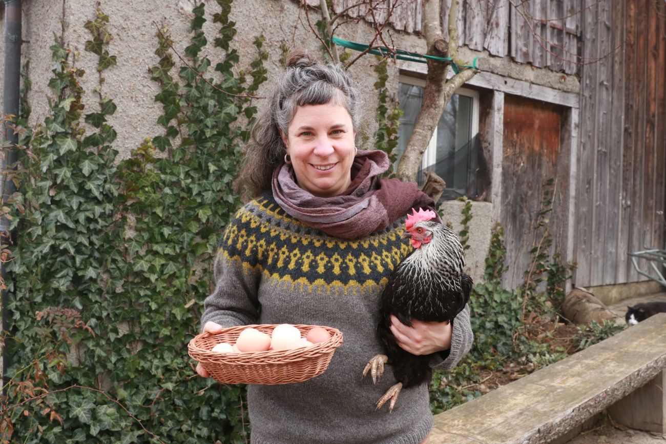 Biobäuerin Verena Tschudin ist von Hühnern fasziniert. (Bild: Claudia Koch)