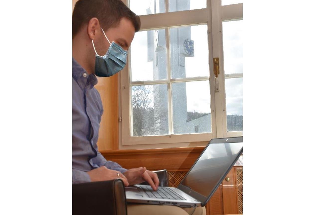 Den Gottesdienst online verfolgen statt in der Kirche: Das ist in einigen Kirchgemeinden bereits möglich. (Bild: Roman Salzmann)