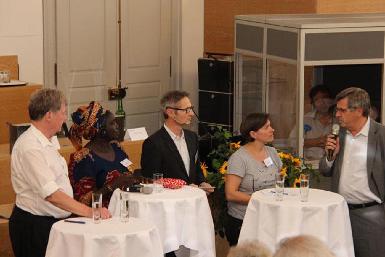 Ob in einer Basler Schule, in Nigeria, im Flüchtlingslager in Griechenland oder beim Bund, die weltweite Migration fordert Politik und Gesellschaft. (von links) Christian Zingg, Lehrer einer Integrationsklasse, Susan Mark, Leiterin der kirchlichen Frauenarbeit in Nigeria, Christoph Rácz von Mission 21, Verena Fink, Freiwillige im Flüchtlingslager in Griechenland, im Gespräch mit Eduard Gnesa, ehemaliger Chef des Bundesamts für Migration.|Mission 21