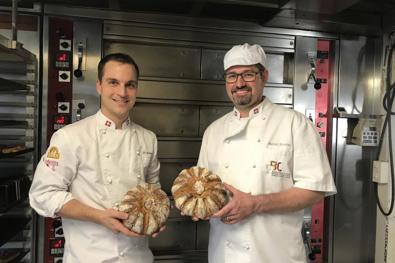 Der Oberhelfenschwiler Bäcker Marcel Brunner (rechts) war von Beginn weg bei der Kampagne «Brot zum Teilen» dabei. Für seinen Nachfolger Reto Bleiker ist es sonnenklar, dass er diese Tradition weiterführt.
