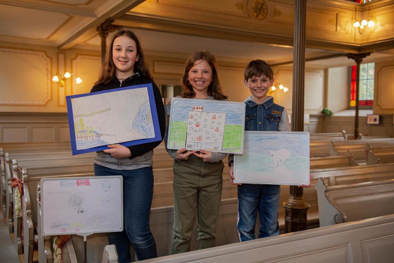 Sara, Ladina und Ben präsentieren stolz ihre Bilder. | Peter Leutert