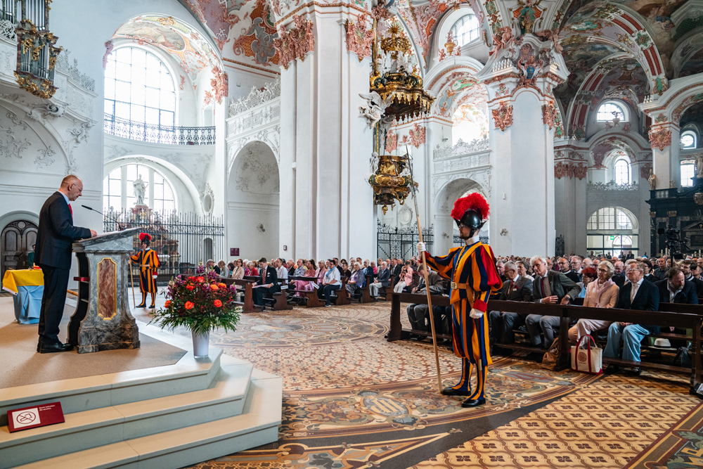 Gastfreundschaft gehört zum Charisma der Benediktiner: Das Kloster Einsiedeln öffnet seine Türen für alle – ob Pilger, Touristen oder Gäste eines feierlichen Anlasses. | Foto: Rüttimann