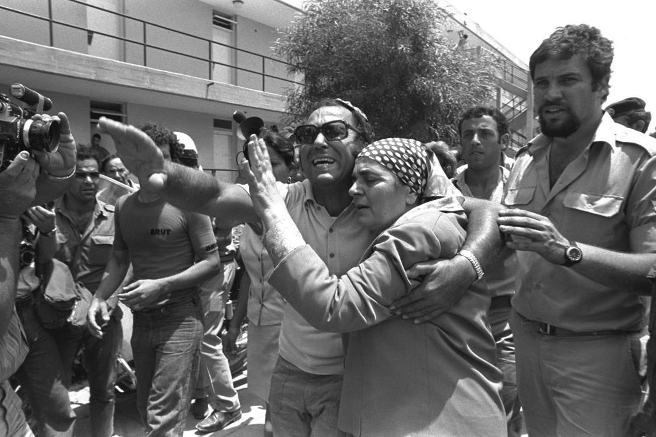 Ein emotionaler Moment: Die geretteten Passagiere der entführten Air-France-Maschine werden von ihren Familien erwartet.|Moshe Milner