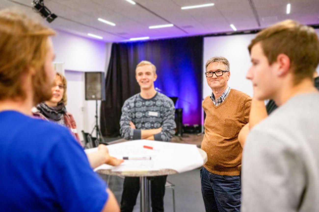 Wilfried Bührer (Zweiter von rechts) hat aus Altersgründen seinen Rücktritt als Kirchenratspräsident bekanntgegeben. Bis zum Schluss will er sich dafür einsetzen, dass junge Menschen weiterhin in der Kirche Heimat finden (im Bild ein Erfahrungsaustausch mit jungen Erwachsenen aus dem Jahr 2019). (Bild: Sandro Kohlert)