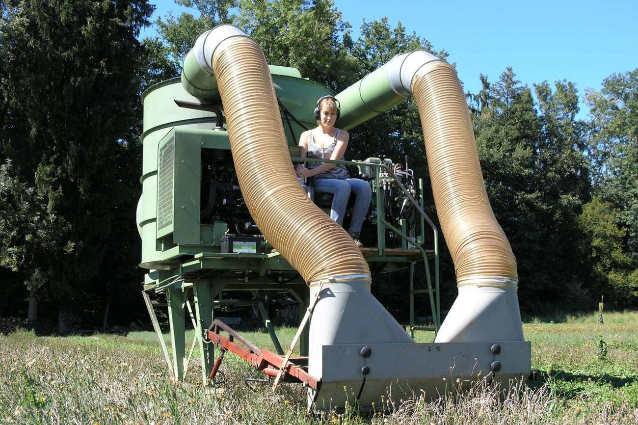 Die «Staubsauger-Maschine» zum Ernten von Wildblumensamen haben die Burris selbst entwickelt und gebaut. Foto: zvg