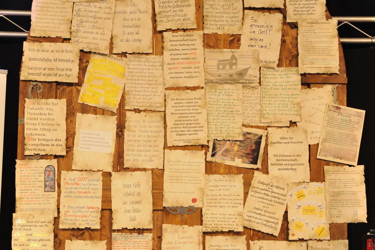 Die Thesen an der nachgebauten «Schlosskirchentür» bilden eine der Grundlagen für die Zukunftsgestaltung der Thurgauer Landeskirche. (Bild: brb)