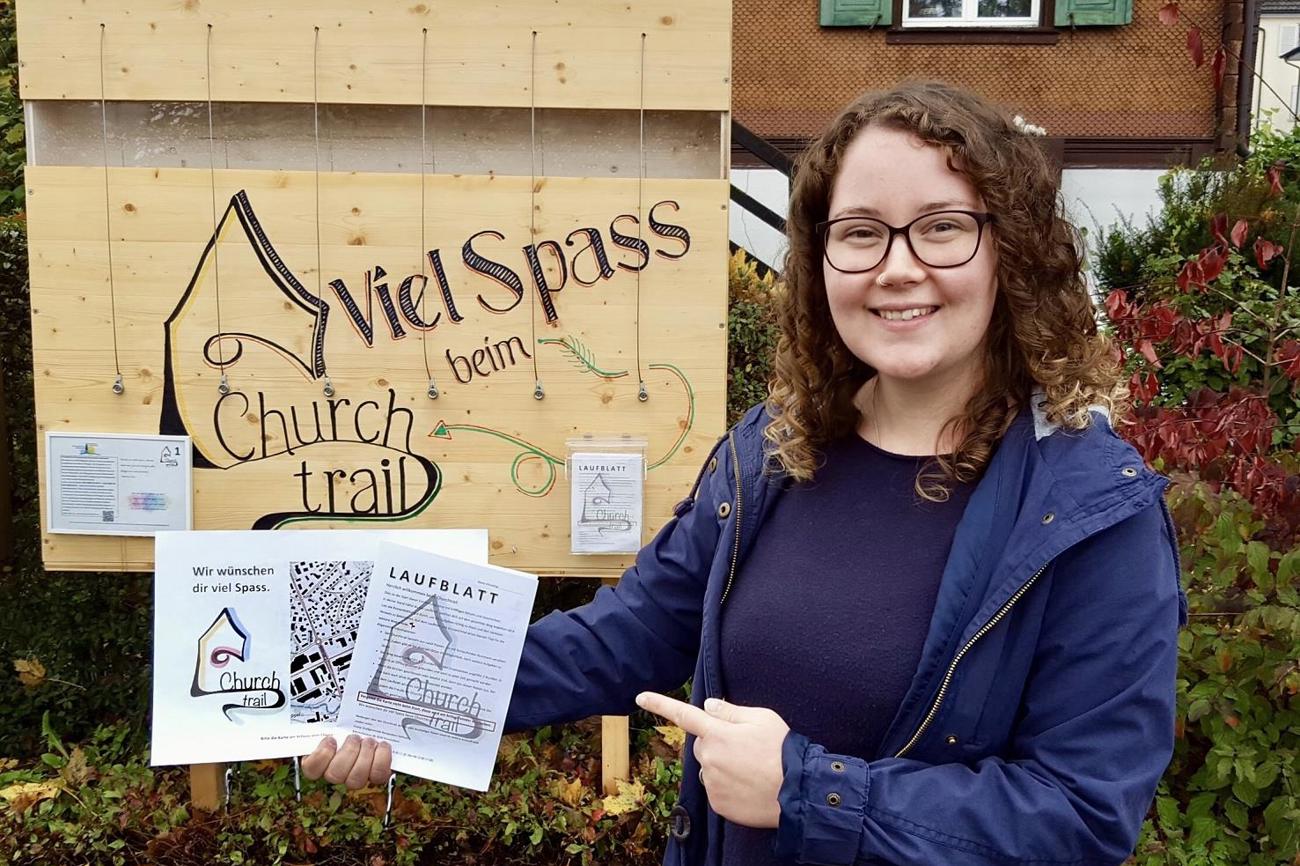 Claudia Zaugg beim Startposten des Churchtrails. (Bild: zVg)