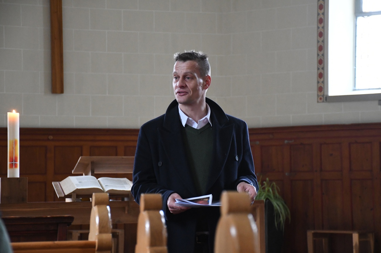 Auftakt des ökumenischen Kreuzwegs der Gegenwart in der ref. Kirche Schönengrund mit Florian Rückel.