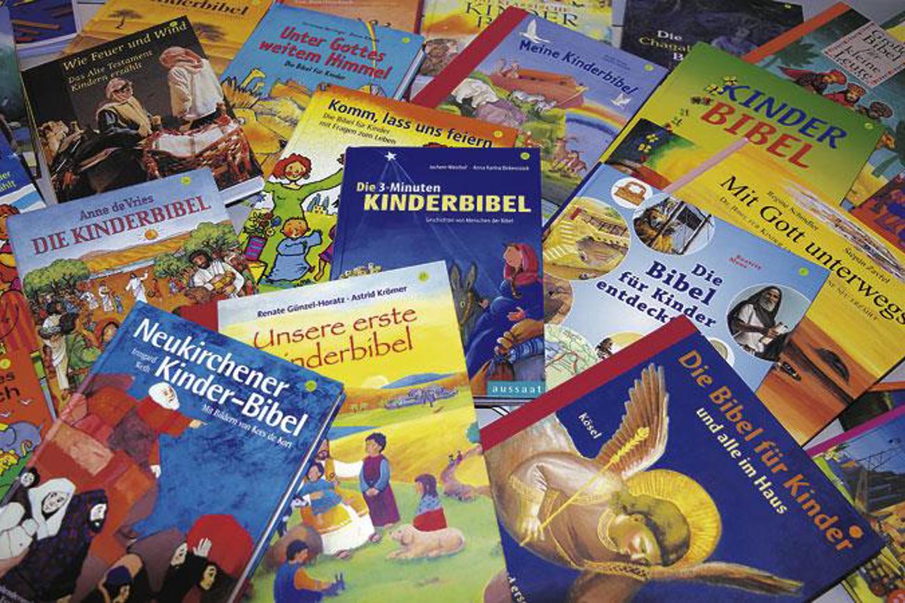 Die Qualitätsunterschiede unter den Kinderbibeln sind gross. Eine gute Kinderbibel schlägt eine Brücke zur Vollbibel und ermöglicht einen kindsgerechten Zugang zu den biblischen Geschichten. | Adriana Schneider