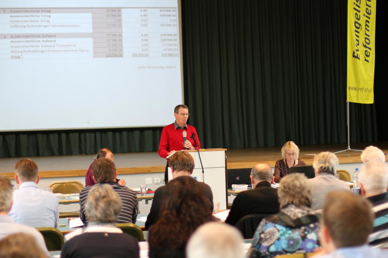 Finanzreferent Richard Rickli setzt den Synodalen den Finanzplan bis 2021 auseinander.