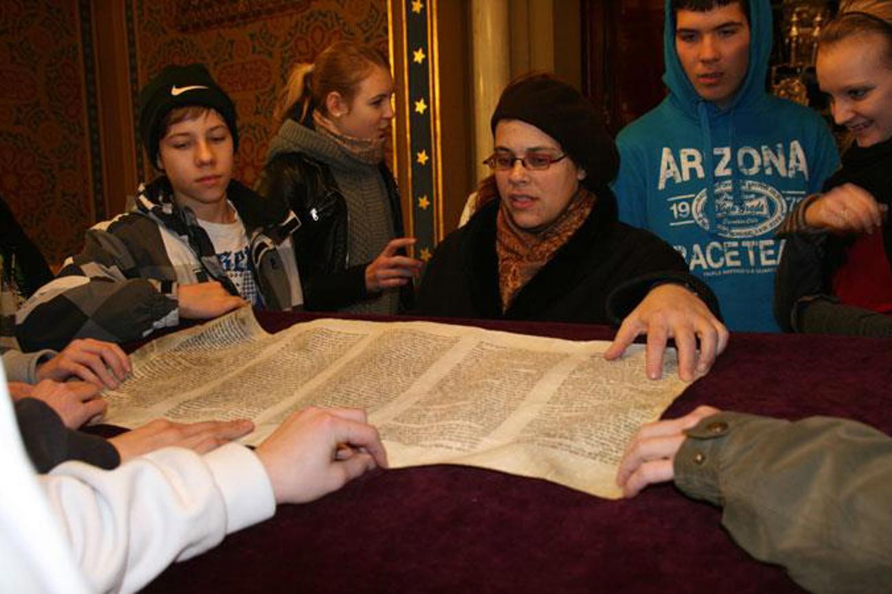 Ein beliebtes Angebot der Christlich-Jüdischen Projekte sind die Führungen durch die Synagoge für Schulklassen und Konfirmanden.|Karin Müller