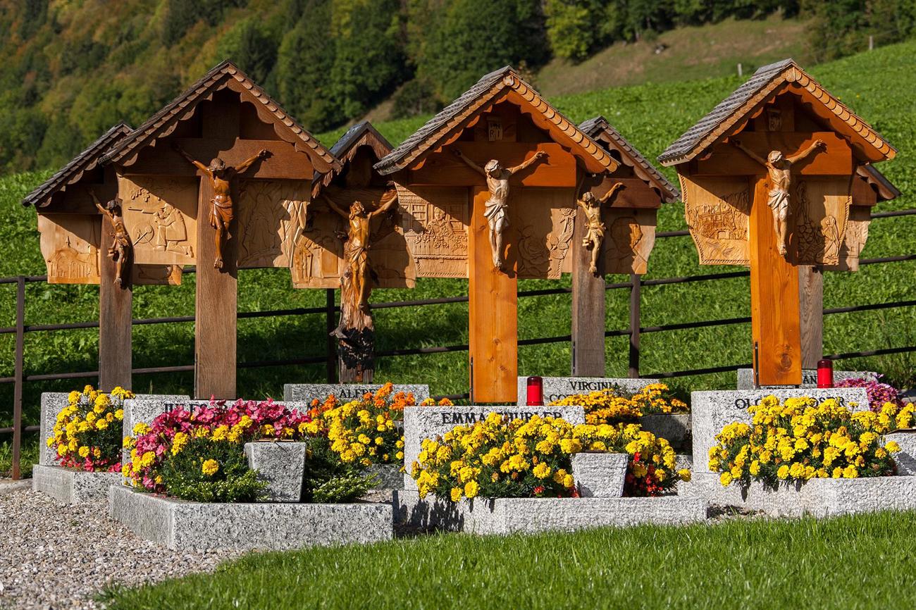 Idyllisch: Der Friedhof in Jaun mit eindrücklichen Holzschnitzereien mit Motiven aus dem Leben der Verstorbenen / Zumbühl, wikimedia
