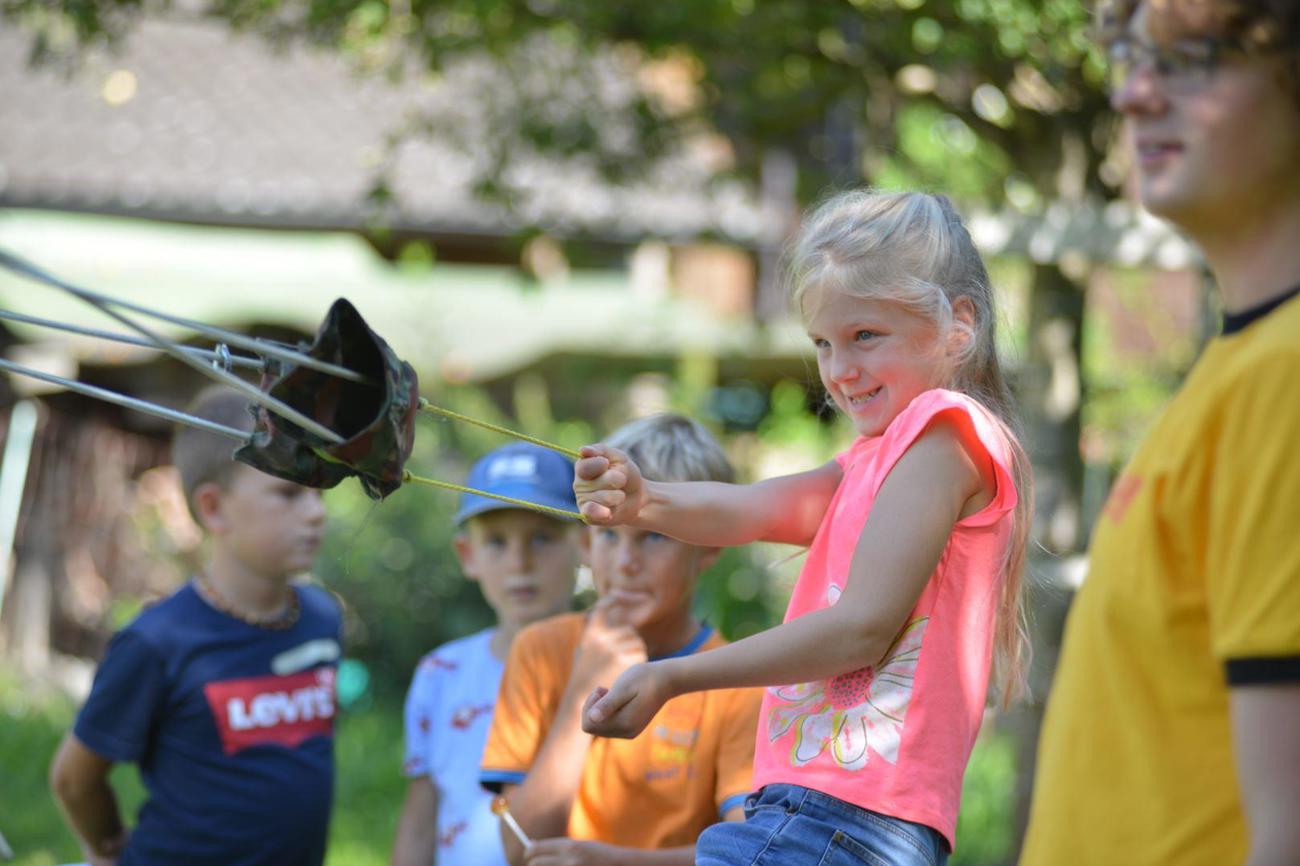Die verschiedenen Posten am Cevil-Spielfest sorgten für viele strahlende, vorfreudige und konzentrierte Kindergesichter. (Bild: zVg)