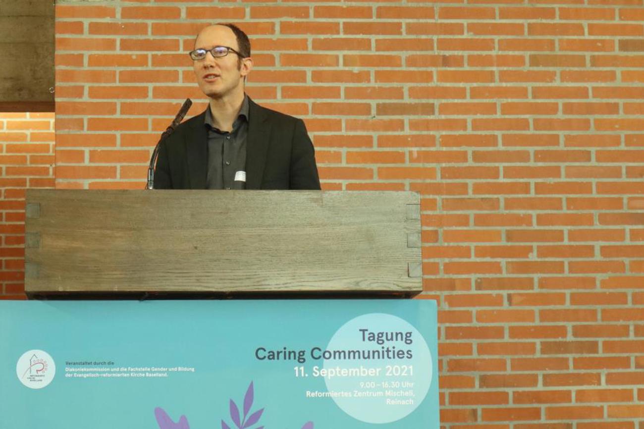 Simon Hofstetter, Leitung Stab «Diakonie Schweiz», hat das Buch «Gemeinsam Sorge tragen. Das Potenzial der Diakonie für sorgende Gemeinschaften» herausgegeben.