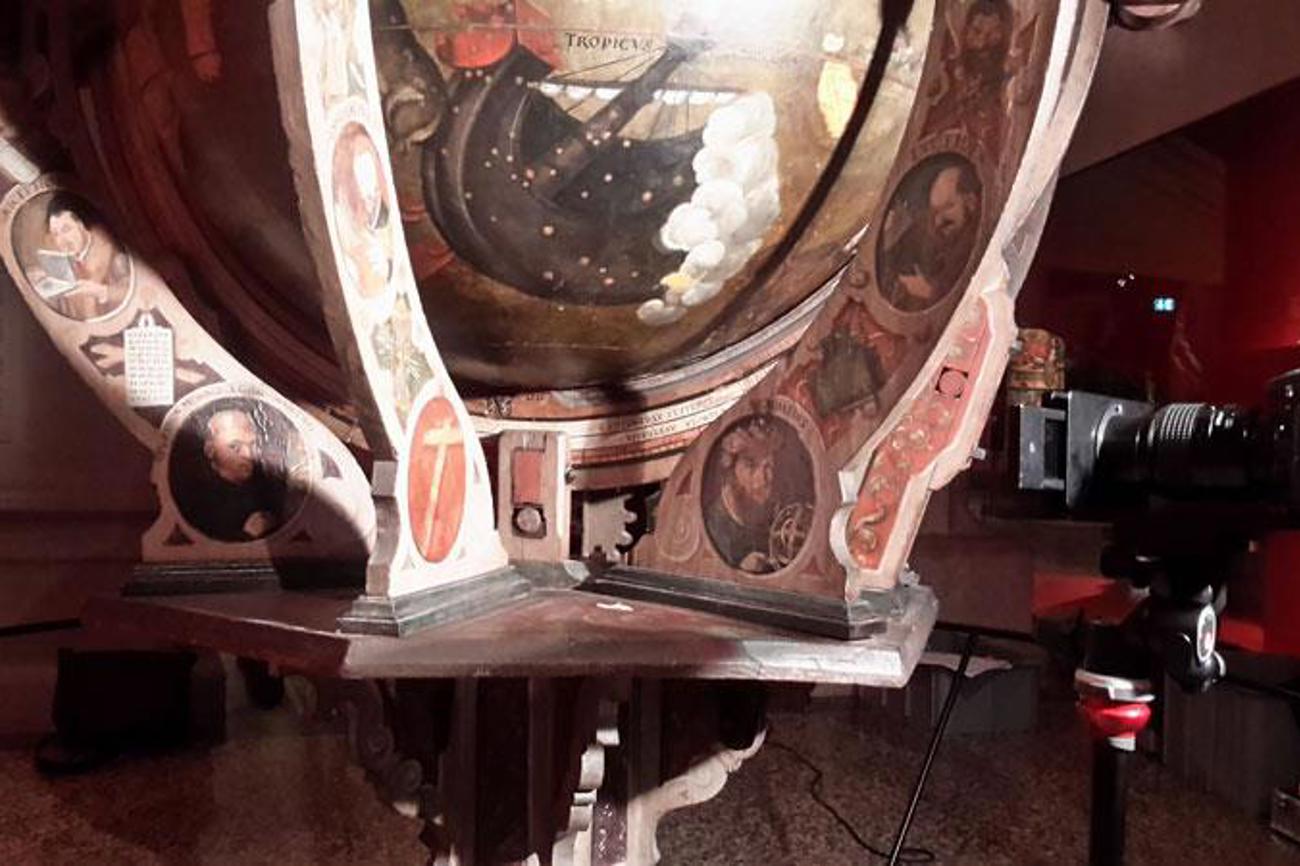 Digitale Kamera (rechts) mit vorgesetztem Filter für die Infrarot-Reflektografie durch Peter Wyer, Schweizerisches Nationalmuseum, vor der alten Schauseite des Globusgestells mit den drei gleichzeitig sichtbaren Pergamentmedaillons. | Jost Schmid