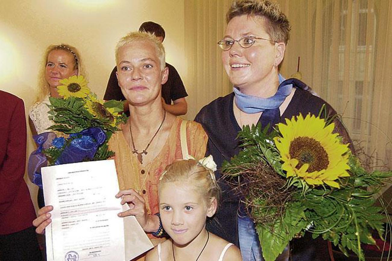 Zwei Frauen lassen ihre Partnerschaft eintragen. Künftig sollen sie auch Kinder adoptieren -dürfen.|epd-bild