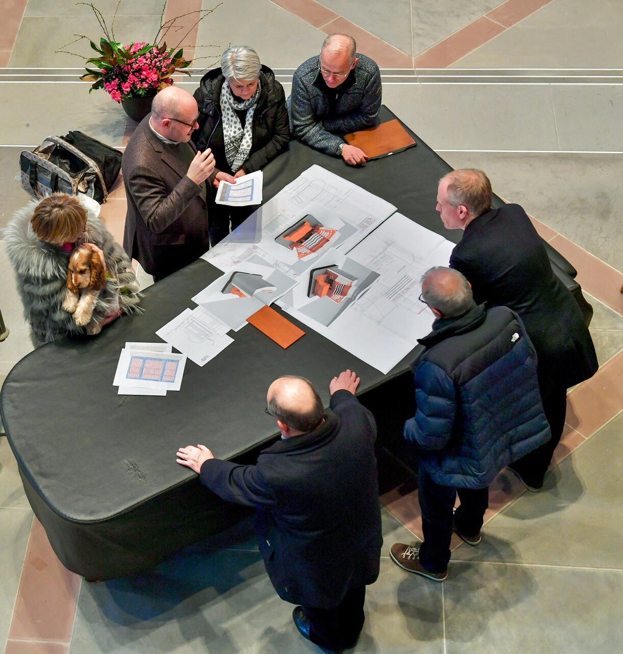 Die Orgelkommission berät über den Spieltisch. Foto: Klaus Stadler