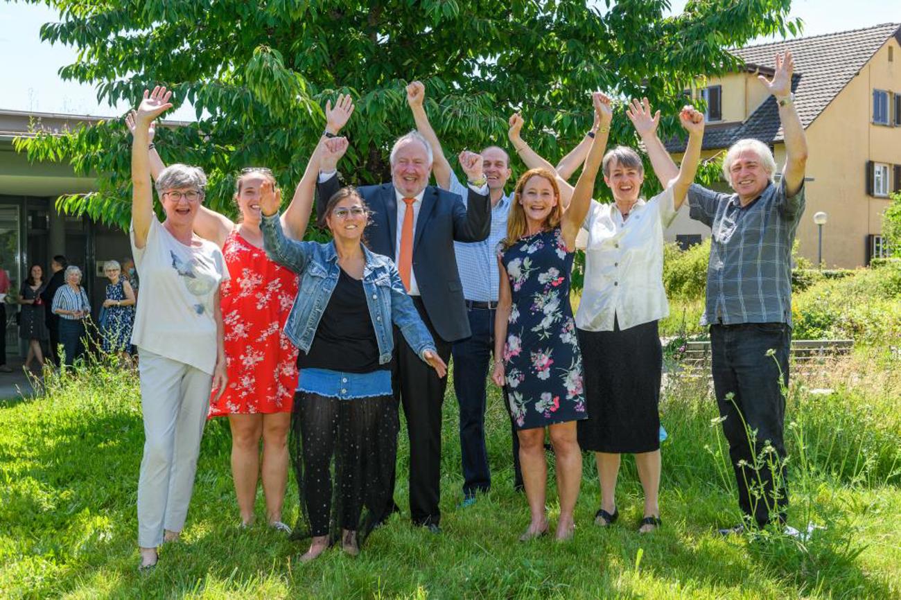 Endlich geschafft! Das Umweltteam der Kirchgemeinde Buchthalen freut sich über den «Grünen Güggel» | Mike Kessler