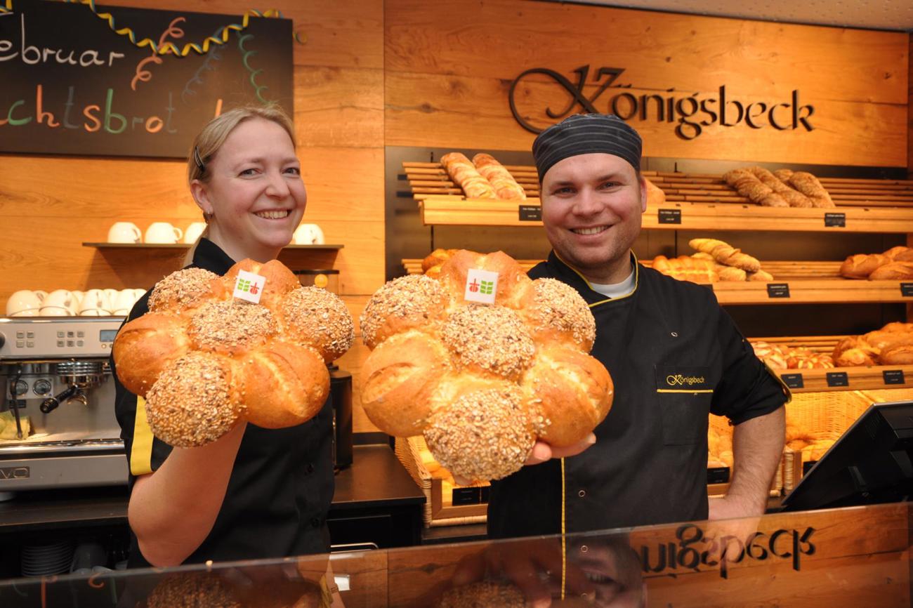 Mit und ohne Körnchen: Michaela König und Samuel Rüesch präsentieren ihr «Brot zum Teilen». (Bild: cyr)