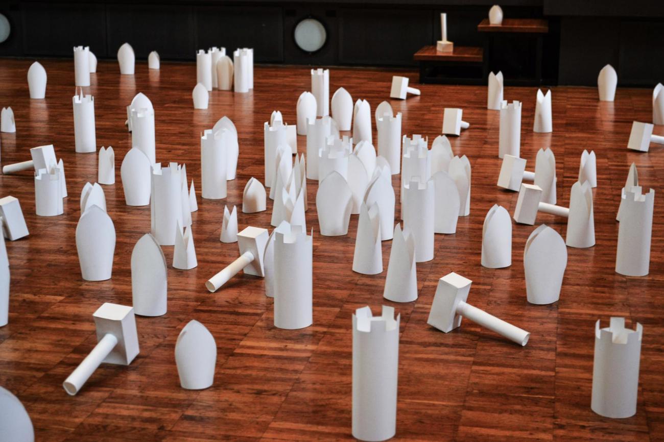 Der koptische Christ und Künstler Mina Nasr aus Kairo inszeniert die Auseinandersetzungen zwischen den Religionen mit den Symbolen Turm, Bischofsmütze und Hammer.