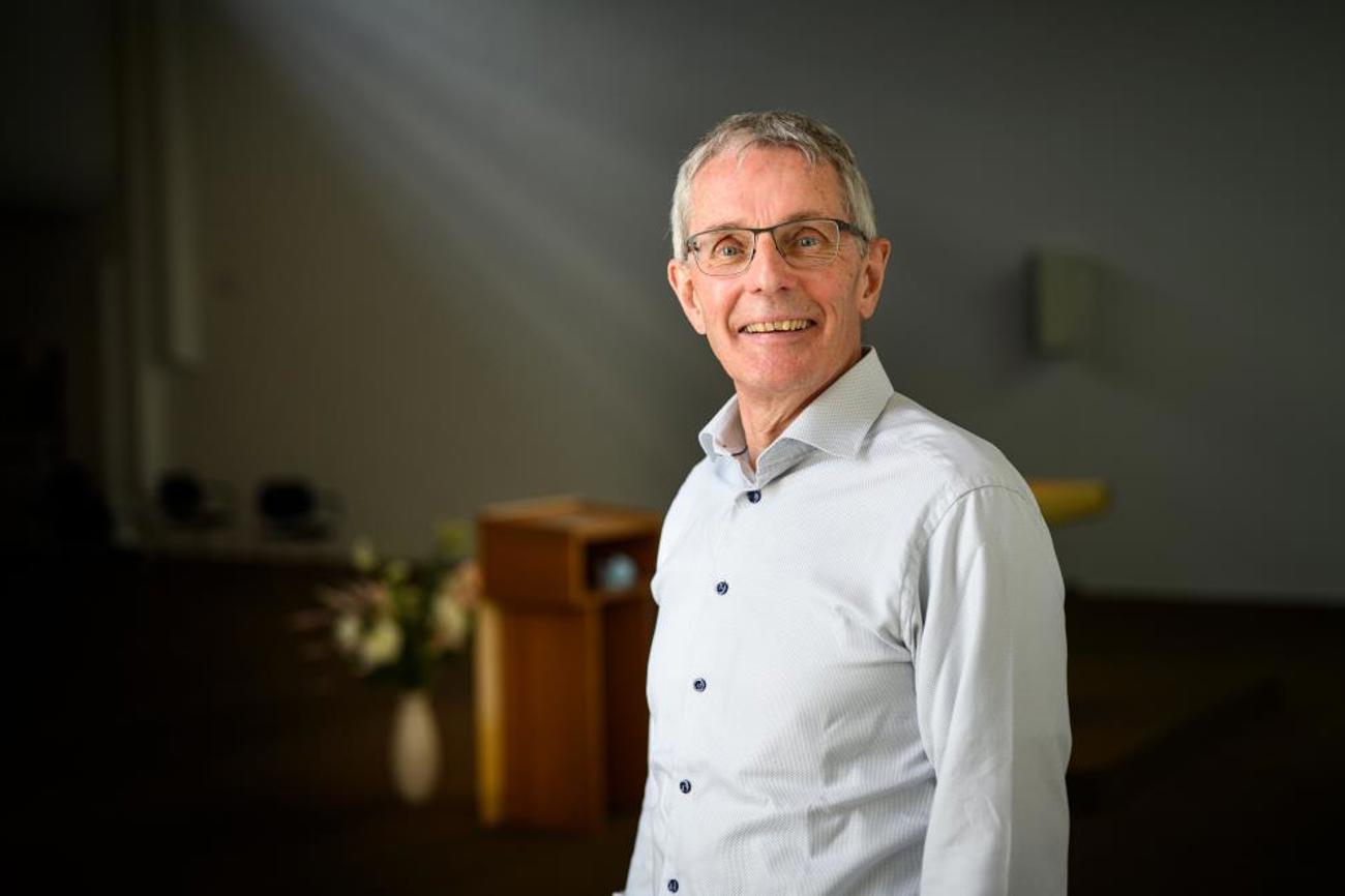 «Die Gottesdienste im Spital sind mir lieb geworden»: Pfarrer Hans Rapp in der Kapelle des Bruderholzspitals. | Dominik Plüss