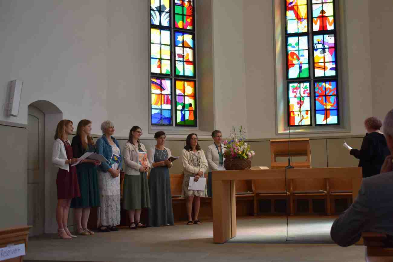 Sieben Absolventinnen des Religionspädagogischen Instituts haben am 14. Juni ihr Diplom erhalten. Foto: Lars Wetter