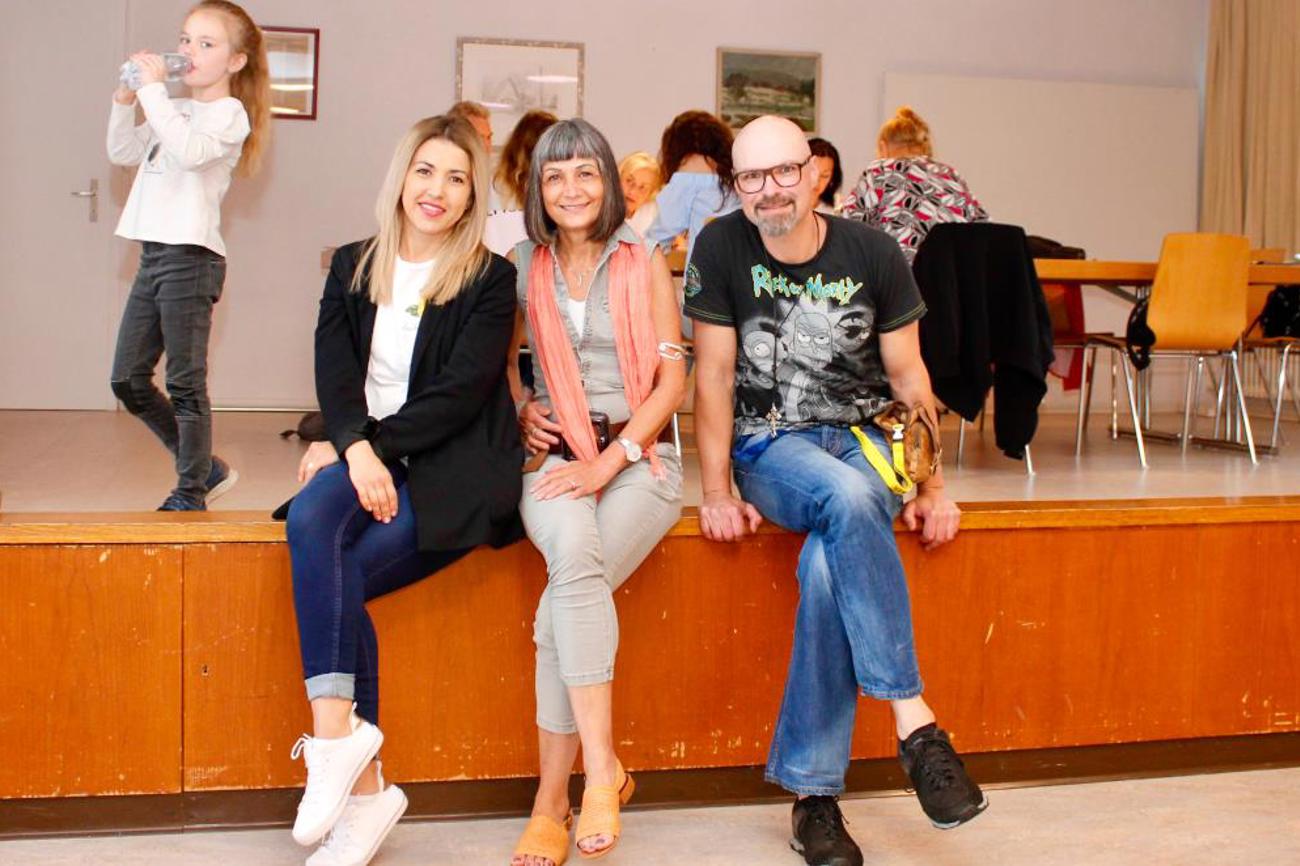 Wecken Lust an deutscher Sprache: Samira Verdotti, Esther Bischof und Pfarrer Sascha Thiel. | Tilmann Zuber