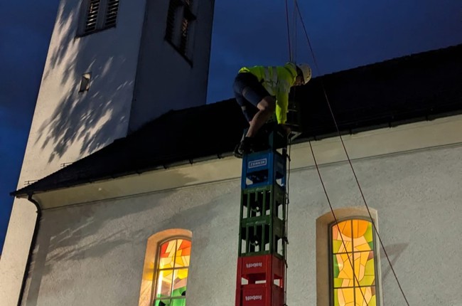 Noch höher als der Kirchturm? Harassenstapeln an der Langen nacht der Kirchen in Diepoldsau. Foto: zvg