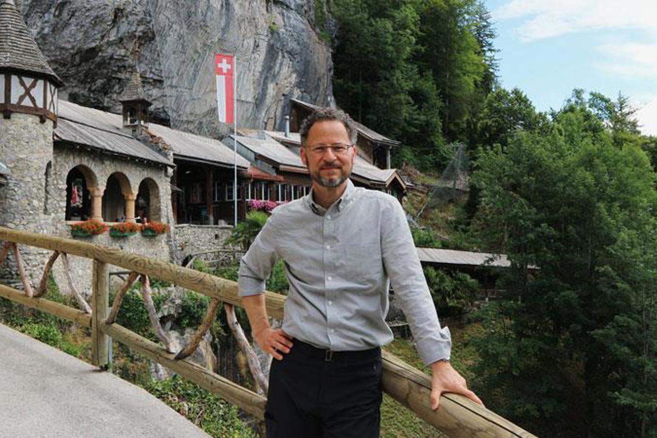 Kultureller Hotspot vor der Haustüre: Norbert Bischofberger vor den Beatushöhlen bei Thun, benannt nach dem Heiligen Beatus, dem ersten Missionar der Schweiz.|SRF