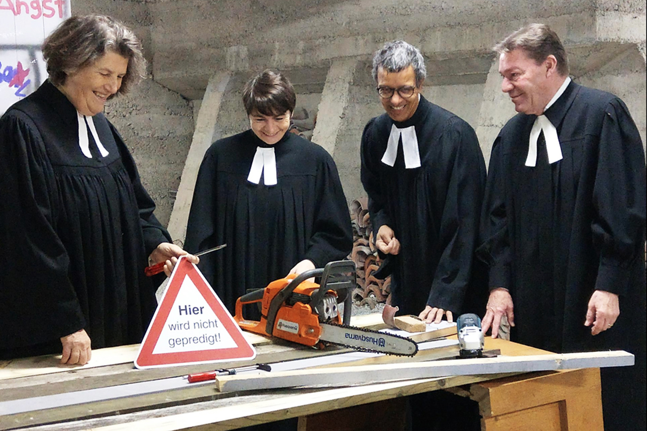 2022 zersägte Pfarrerin Kathrin Bolt in St. Gallen Straubenzell symbolisch eine Kanzel. Anlass war das Projekt «predigtfreie Gottesdienste», bei dem die Pfarrerinnen und Pfarrer Regula Hermann, Kathrin Bolt, Uwe Habenicht und Carl Boetschi (v.l.n.r.) bewusst auf eine Predigt verzichteten. | Foto: Screenshot Youtube