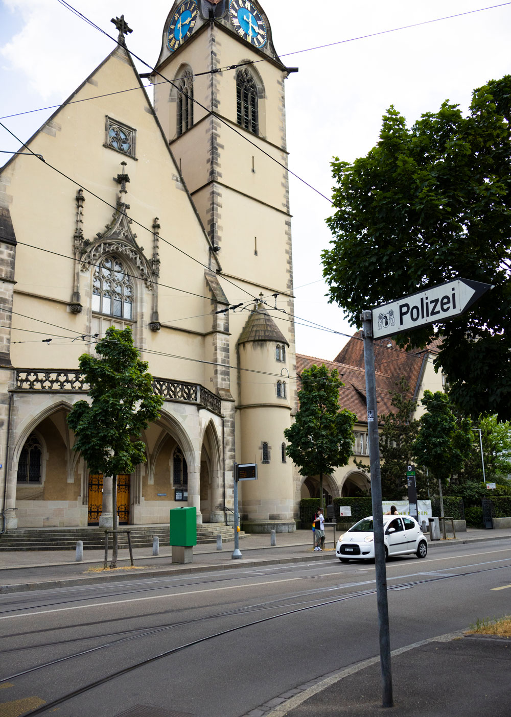Heiliggeistkirche in Basel, über der Strasse steht ein Polizeischild.