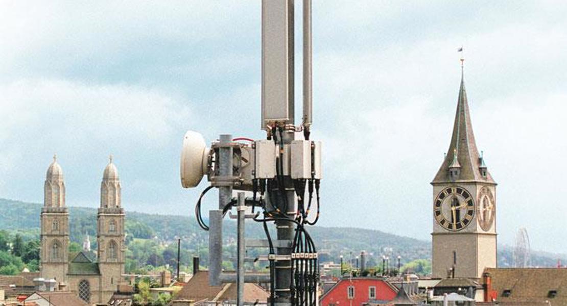 Antenne vor dem Grossmünster und dem St. Peter in Zürich: Auf den Türmen findet sie keinen Platz.|Keystone