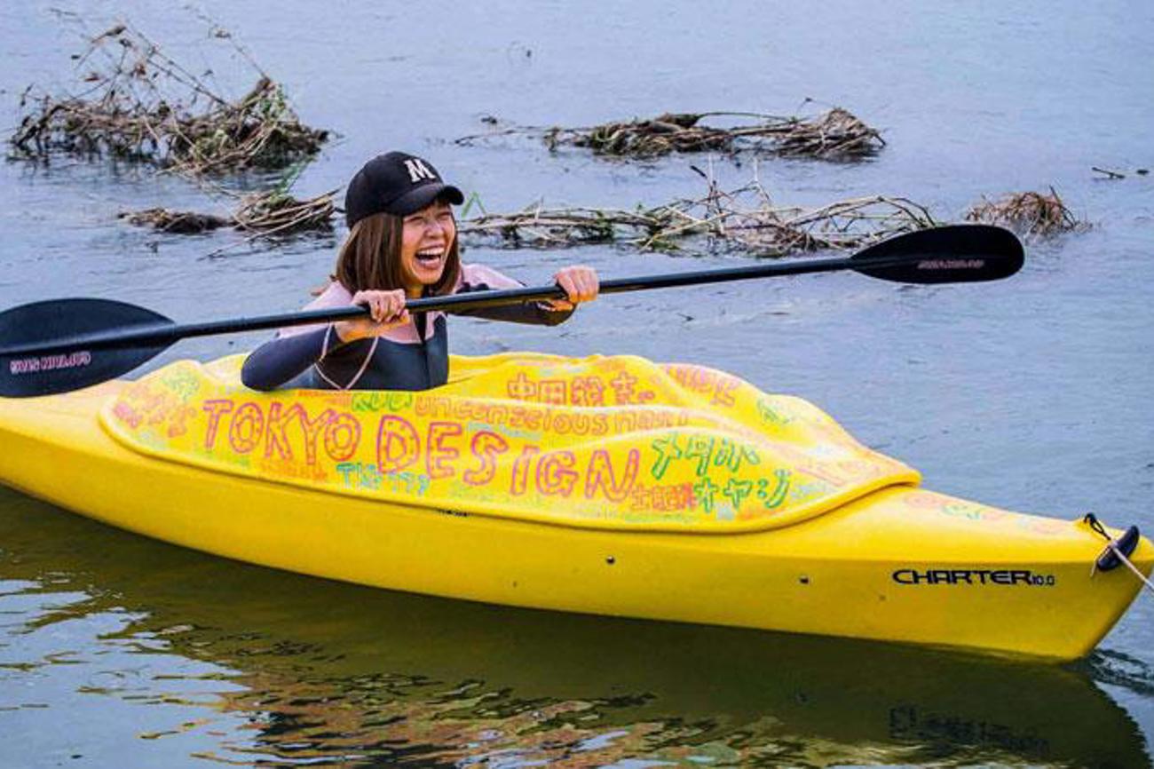 Die japanische Künstlerin Rokudenashiko muss sich vor Gericht verantworten, weil sie sich öffentlich in einem Ruderboot in Form ihrer Vagina zeigte.|Filmcoopi