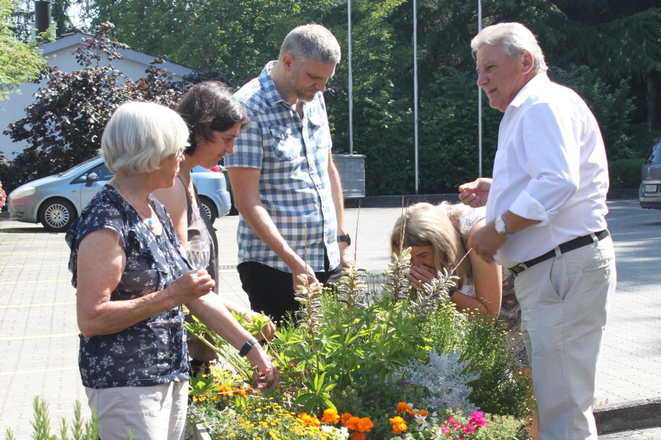Beim den Hochbeeten kommt man ins Gespräch.