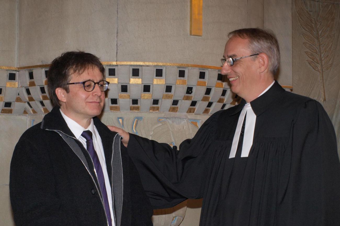 Beat Müller (links) bekam im Rahmen des Synodengottesdienstes von Kirchenrat Lukas Weinhold Segenszuspruch für seine Arbeit in der Beratungsstelle für Arbeitslose. (Bild: brb)