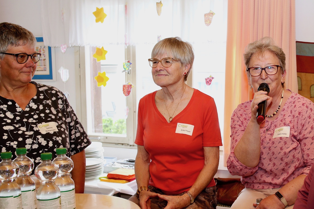 Integra-Leiterin Vreni Hofer, Lehrperson Erika Meyer und Moderatorin Sabine Rüthemann (von rechts) auf dem Podium beim Jubiläumsanlass. Foto: Daniel Klingenberg