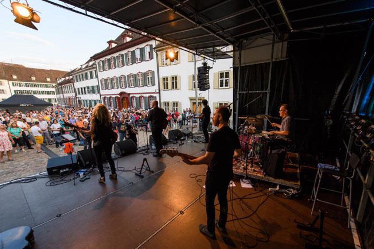 Die britisch-kanadische Band «The Shiyr Poets» unterhält die Besucher der Basler «Nacht des Glaubens» auf dem Münsterplatz. | Dominik Plüss