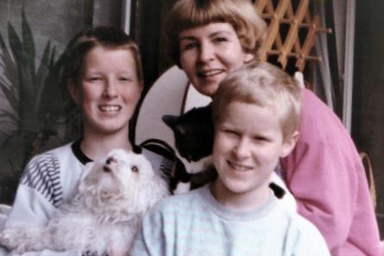Rosemarie Hoffmann mit ihren Söhnen Wieland und Martin zu DDR-Zeiten – ihren damaligen Pass habe sie «sehr bald nach dem Kapitel entsorgt». (Bild: zVg)