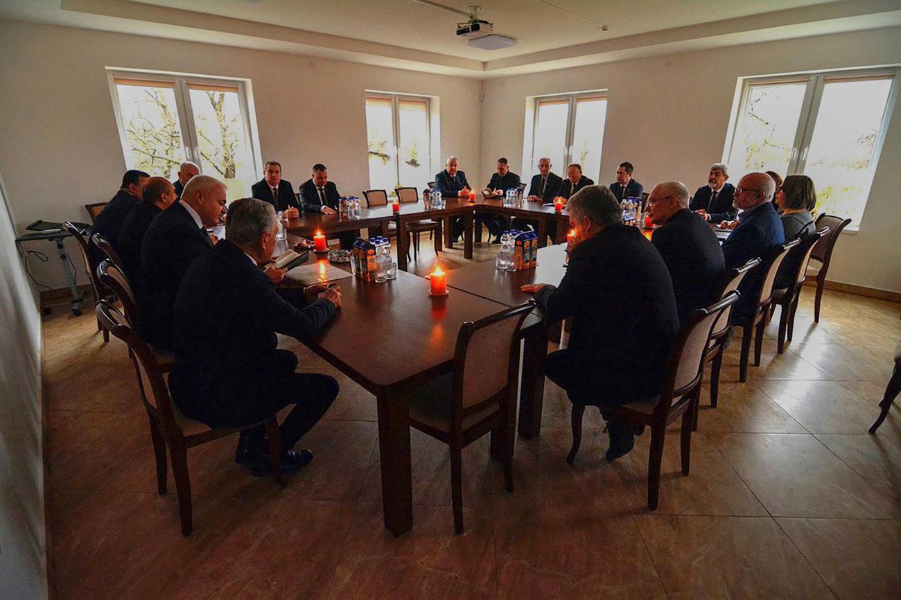 Von wegen romantisch: Beim Besuch von Bischof Balog Zoltán* zum Jahreswechsel fiel der Strom aus, weswegen Kerzen Abhilfe schafften. (Bilder: zVg)