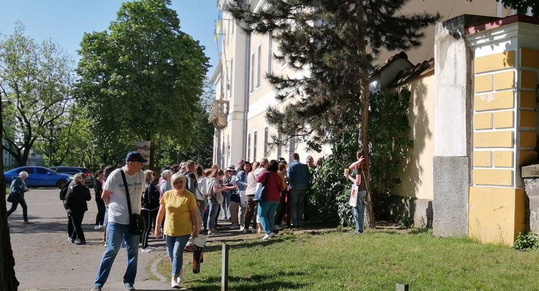 Schlange zu stehen gehört auch im Westen der Ukraine – hier in Ungvár/Ushgorod – zum Alltag. Die Not nimmt zu: Bedürftige Menschen warten auf Unterstützung des Roten Kreuzes. (Bild: zVg)