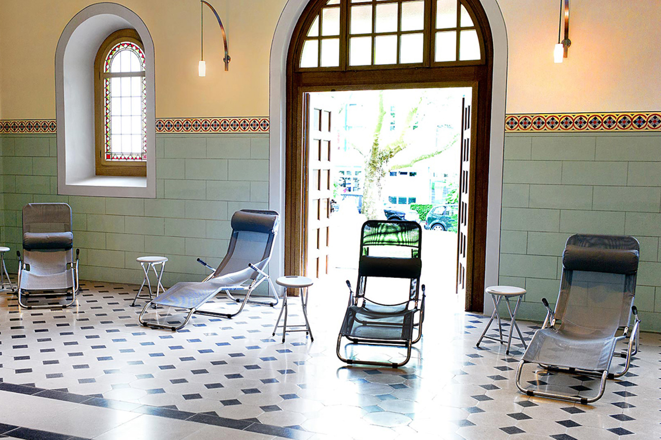 In der Kirche die Seele baumeln lassen: Liegestühle in der Citykirche Zug.  | Foto: zvg Citykirche Zug