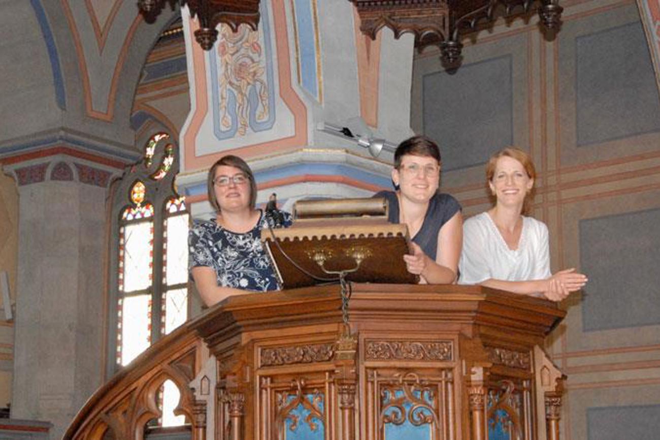 Auf der Kanzel der Kirche St. Laurenzen in St. Gallen: Patricia Beer, Nina Frauenfelder und Elian Bösch (von links) aus dem Kanzel-Projektteam. | Daniel Klingenberg
