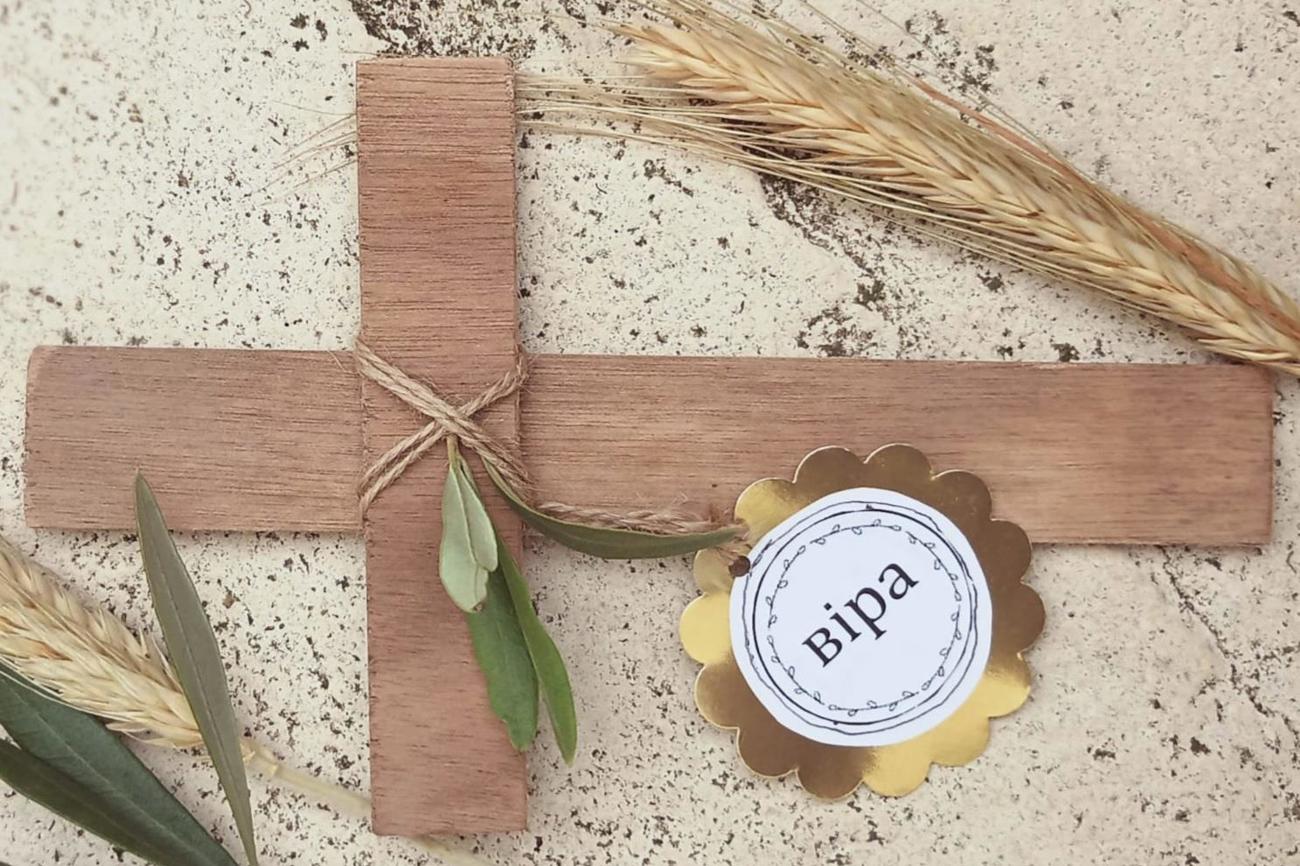 Dieses gebastelte Holzkreuz mit dem Wort «Glaube» auf Ukrainisch durften die Besucher nach dem Gottesdienst in Bischofszell als Andenken mitnehmen. (Bild: pd)