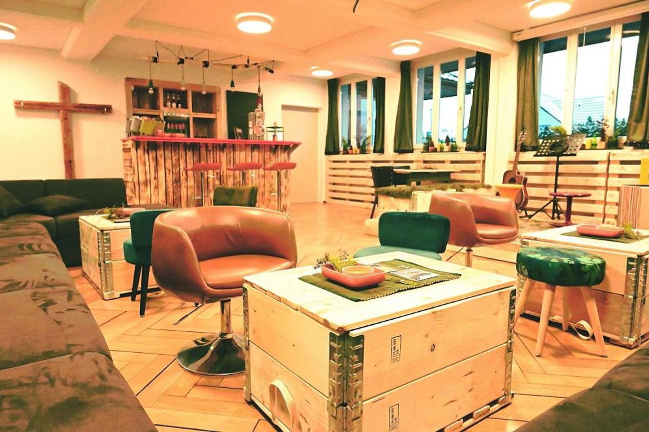 Der renovierte Jugendraum überzeugt durch seine freundliche Atmosphäre, zu der viele junge Menschen beitrugen und dafür den Impulspreis erhalten. (Bild: zVg)