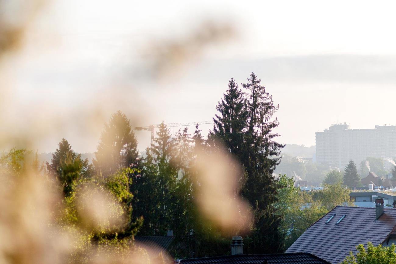 Der Blick hinüber zur Stadt, die für unseren Autor dank neuer Nachbarschaft seit kurzem zum Dorf geworden ist. Rechts im Hintergrund die Umrisse des Inselspitals Bern. | Bild Michael Schuler