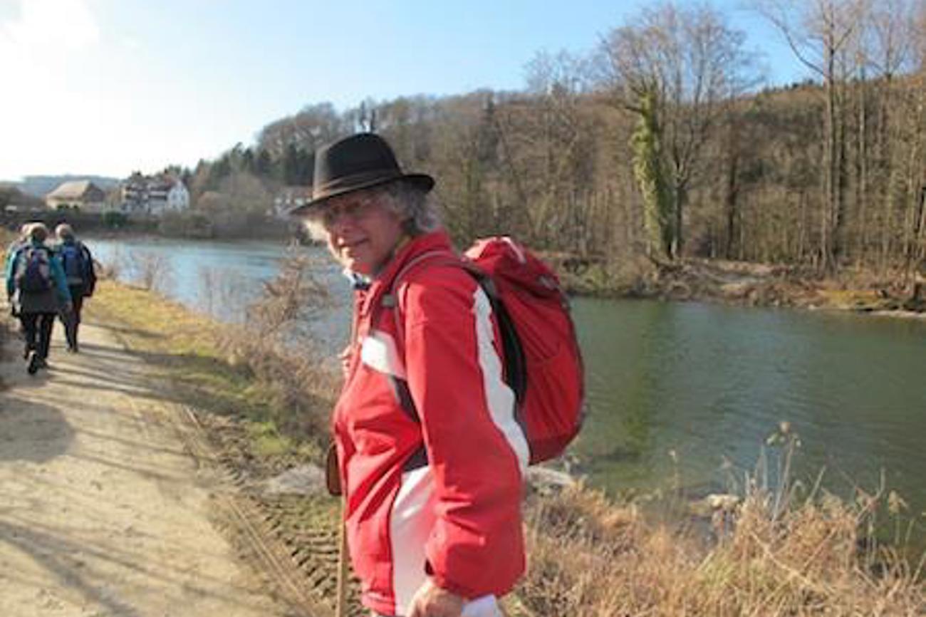 Unterwegs mit minimaler Ausrüstung, aber maximaler Funktion: Pilgerpfarrer Andreas Bruderer beim Winterpilgern dem Rhein entlang.
